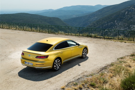 L'Arteon R-Line se pare d'attributs esthétiques spécifiques.