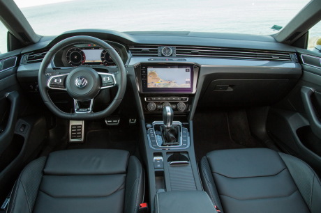 Sans surprise, la planche de bord de l'Arteon est celle de la Passat. Pas très original, mais la présentation est de qualité et le volant Sport apporte une touche de dynamisme.