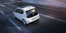 Volkswagen up 2016 restylée vue arrière blanche roulante