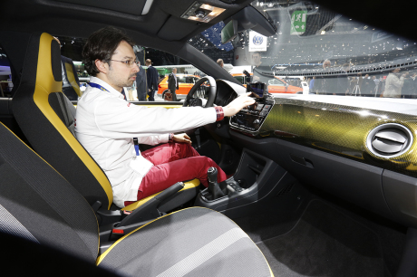 Didier Ric à bord de la Volkswagen Up restylée