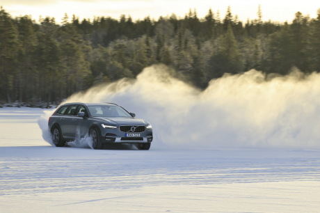 Volvo V90 Cross Country Luxe 2017 gris en glisse sur la neige vue avant droite