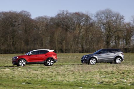 Rouge et blanc, large pilier arrière : à viser une clientèle plus jeune que d'habitude, Volvo n'en fait-il pas trop avec le XC40 ? L'Evoque, lui, a trouvé son style, différent.