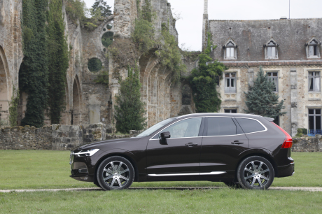Volvo XC60 2017 vue de profil marron