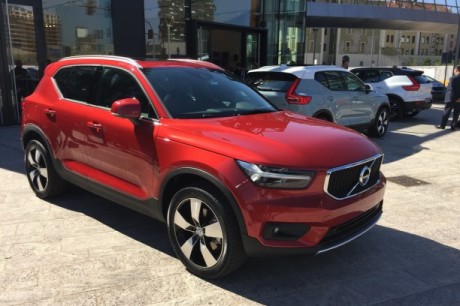 Volvo XC40 vue avant rouge