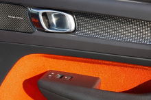 Il est possible de recharger son smartphone par induction à bord du Volvo XC40 T5 AWD R-Design
