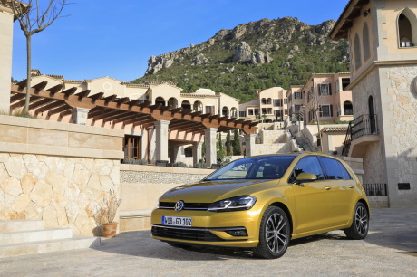 VW Golf 2017 restylée jaune dans un village avant gauche