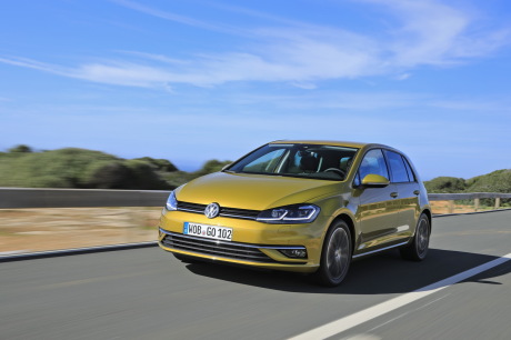 VW Golf 2017 restylée jaune roulant près de la mer avant gauche