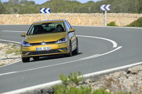 VW Golf 2017 restylée jaune dans un virage vue avant