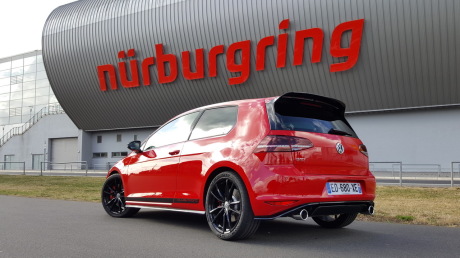 Volkswagen Golf GTI Clubsport 2016 rouge garé devant le panneau Nurburgring vue arrière
