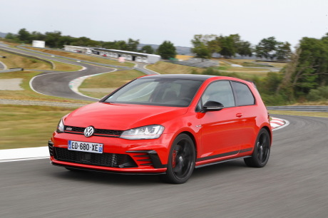Volkswagen Golf GTI Clubsport 2016 rouge gsur circuit vue avant gauche