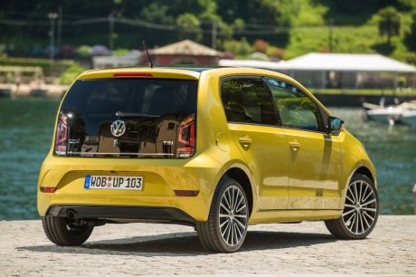 Volkswagen up! 2016 restylée : statique extérieur 3/4 AR droit version dorée 5 portes