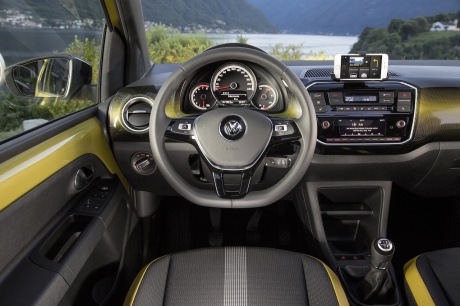 Volkswagen up! 2016 restylée : statique intérieur planche de bord vue droite version dorée