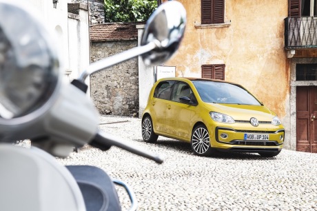 Volkswagen up! 2016 restylée : statique extérieur 3/4 AV droit version dorée droit version dorée