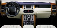 Face à l'imposant volant, le conducteur se sent comme un capitaine à la barre de son yacht. D.R Land-Rover Range Rover Land Rover Range Rover : La Rolls des 4 x 4
