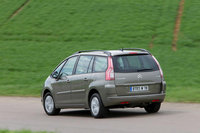 Les suspensions trop souples du Citroën Grand C4 Picasso donnent le mal de mer sur les sucessions de bosses. Citroen Grand C4 Picasso Citroën Grand C4 Picasso 1.6 HDi 110