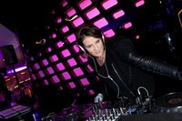 Alain Delon inaugure la Mercedes-Benz Gallery