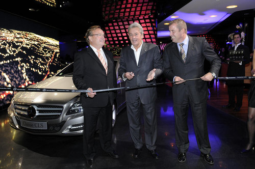 Alain Delon inaugure la Mercedes-Benz Gallery