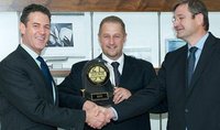 Brian Walters, à gauche, de J.D. Power & Associates, lors d'une remise de prix en Afrique du Sud. Baisse de satisfaction des automobilistes en Allemagne