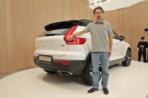 Volvo XC40 vue arrière blanc et noir avec Didier RIC