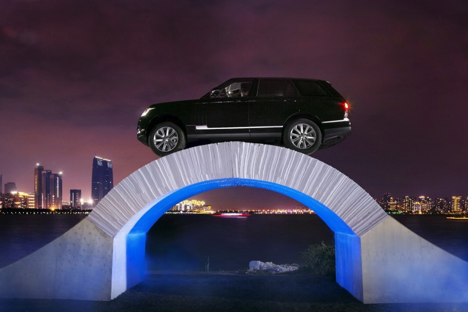 Vidéo : ce Range Rover traverse un pont de papier