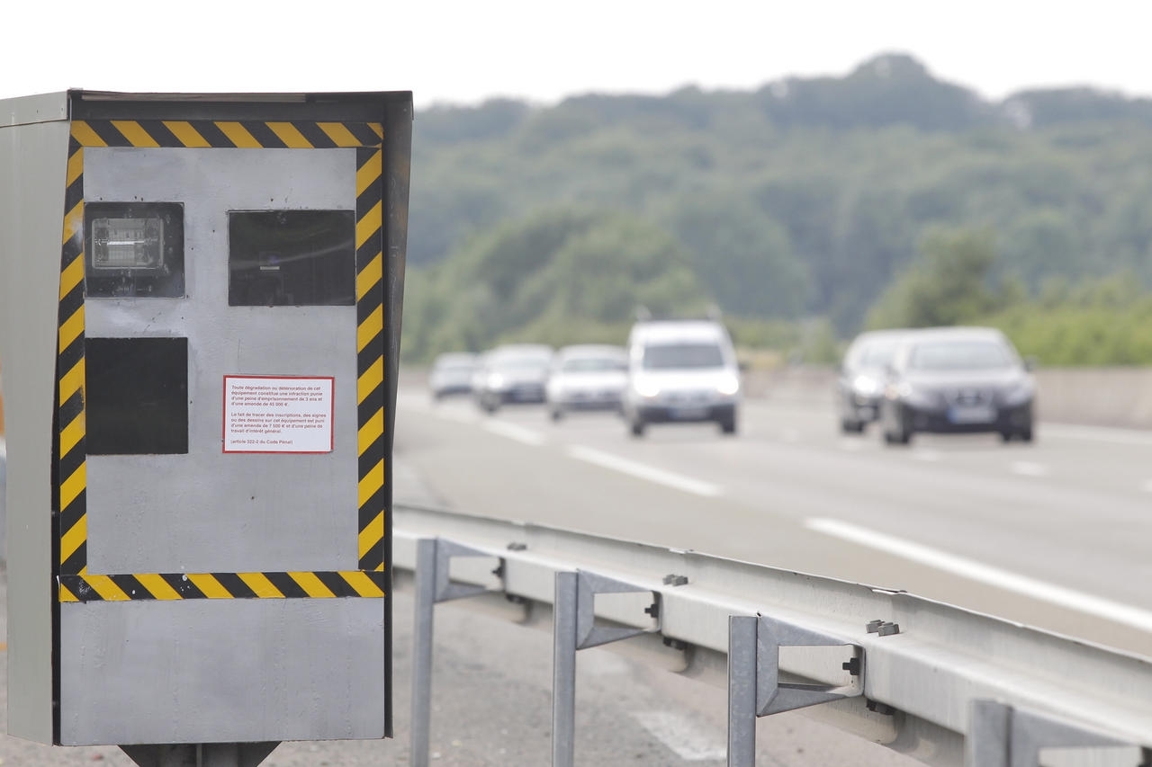 Il installe un radar fictif devant chez lui