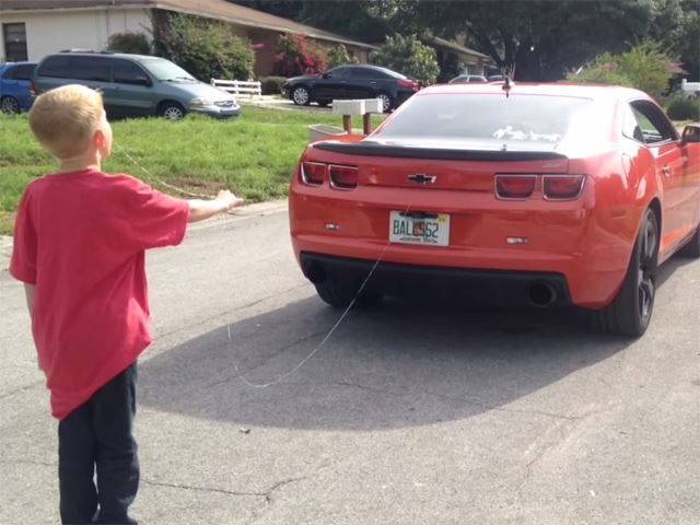 Il arrache la dent de son fils avec une Chevrolet Camaro