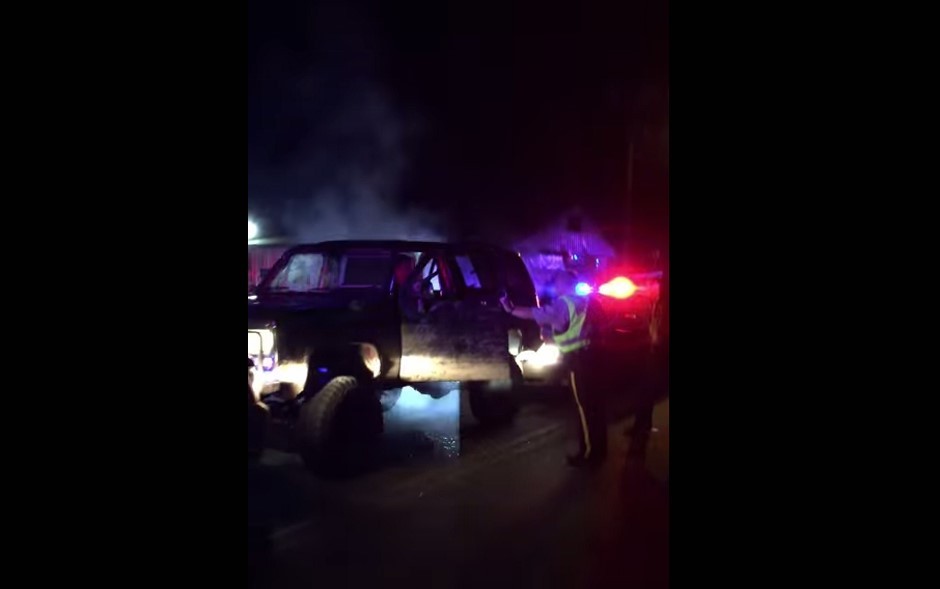 Vidéo : coincé et gazé par la police, il s'échappe quand même !