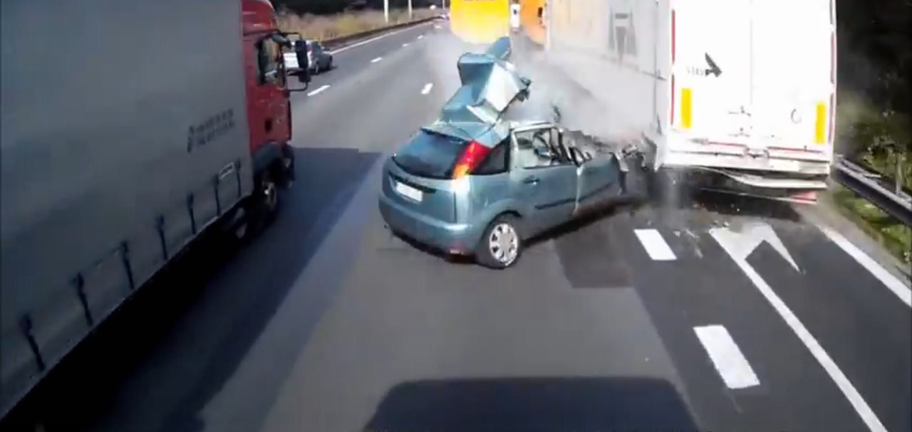 Vidéo : elle survit à un double accident contre des camions