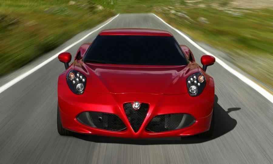 Une Alfa Romeo 6C face à la Porsche 911
