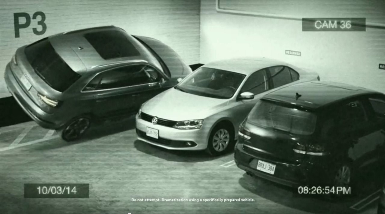 Vidéo : l'Audi Q3 qui se gare à cheval contre un mur