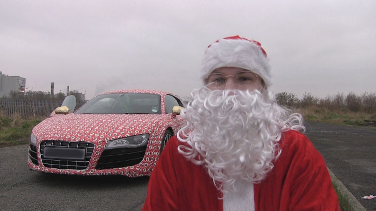 Insolite : une Audi R8 recouverte de papier cadeau