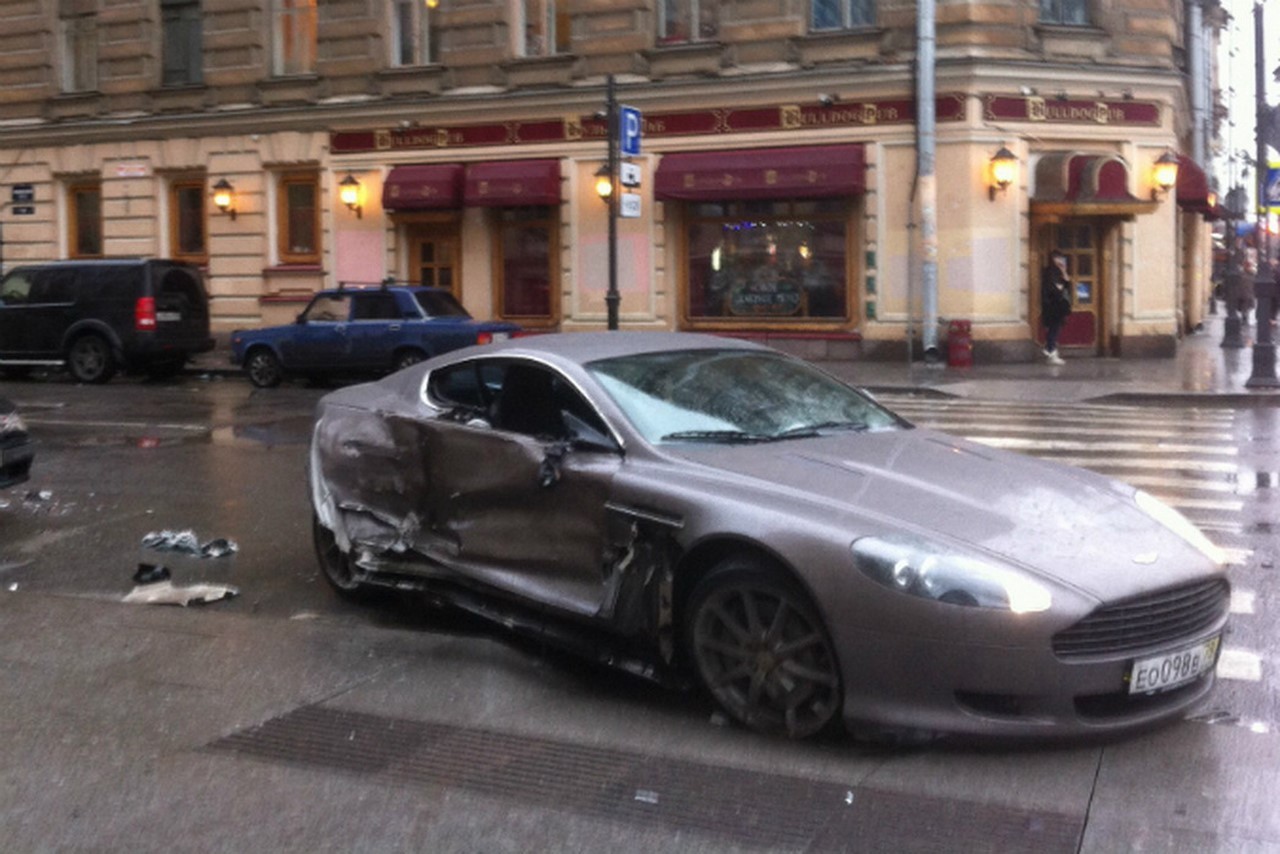 A 15 ans, il crashe son Aston Martin dans une rue de Saint-Pétersbourg