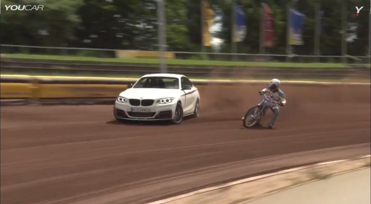Vidéo : duel en drift pour une M235i et une moto de speedway
