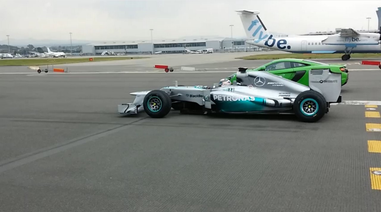 Vidéo : la Mercedes F1 W03 en duel avec la McLaren 650S