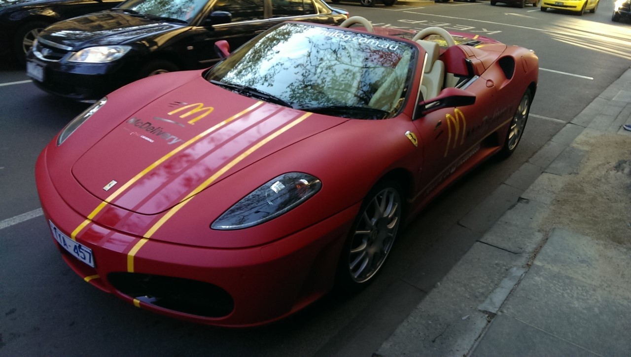 Insolite : la livraison du McDo en Ferrari F430 Spider