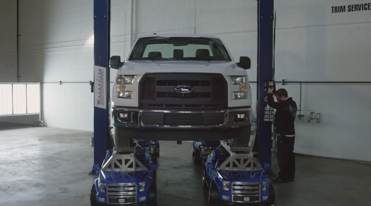 Vidéo : un Ford F-150 perché sur quatre F-150 miniatures