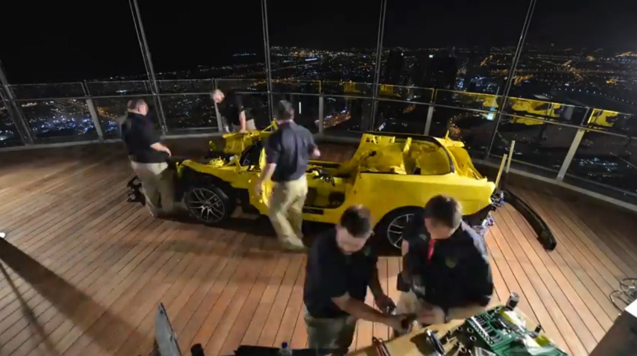 Ford reconstruit une Mustang en une nuit sur le toit d'un building