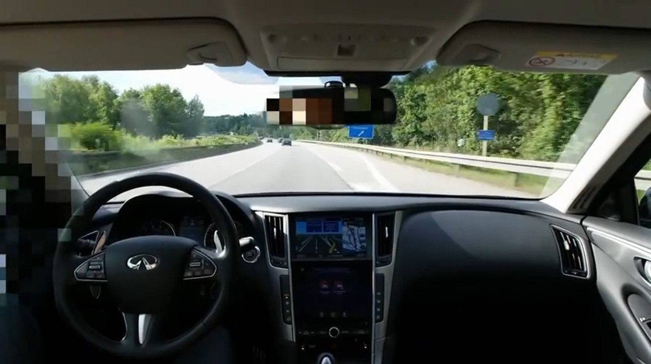 Insolite : une Infiniti Q50 en mode conduite autonome