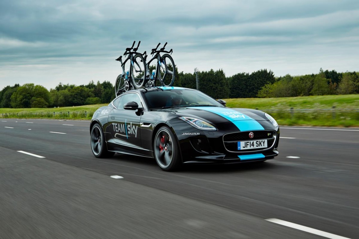 Une Jaguar Type F comme porte vélo sur le Tour de France