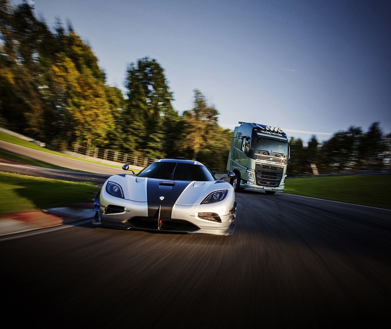 Volvo FH contre Koenigsegg One:1, le duel improbable