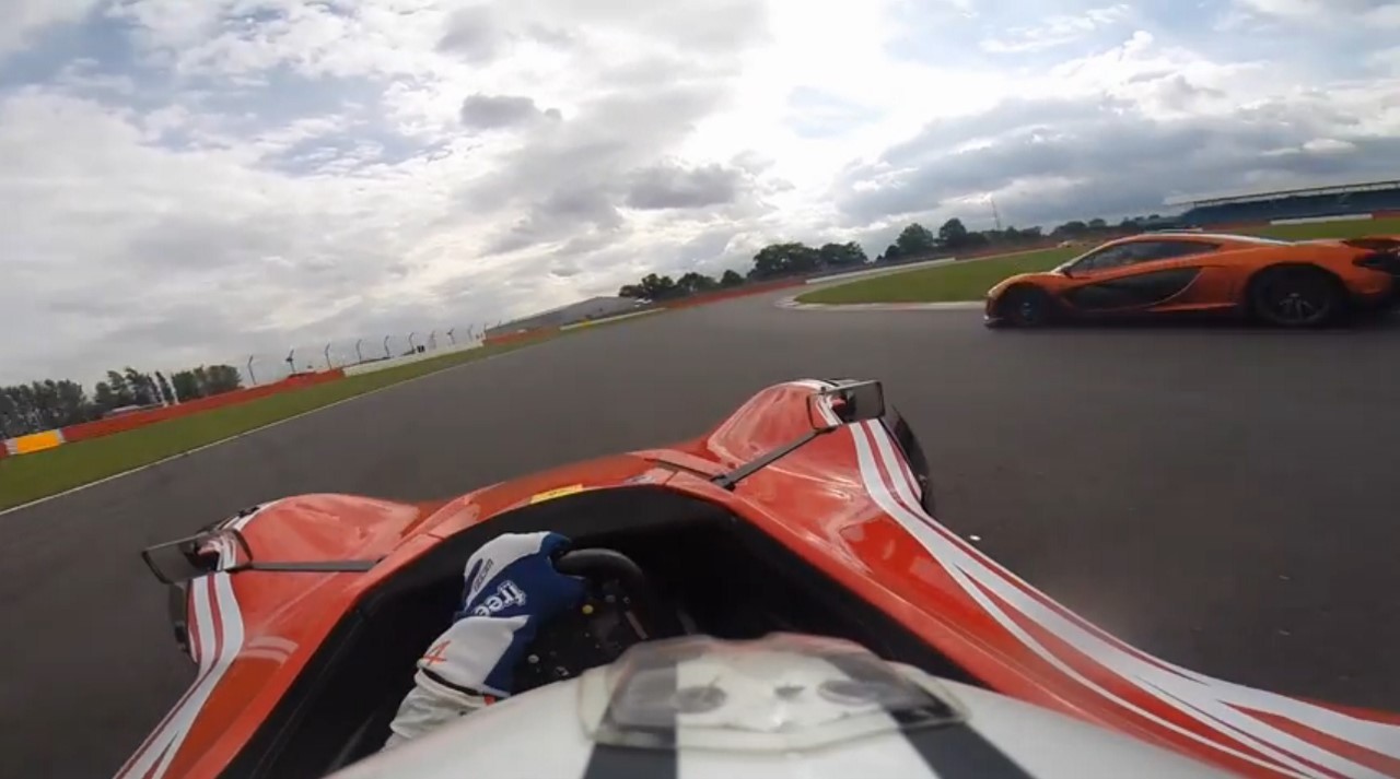 Vidéo : quand une McLaren P1 se fait croquer par une petite barquette