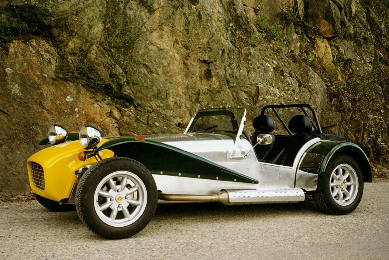 Caterham Seven : une version de base animée par un 3 cylindres d'origine Suzuki