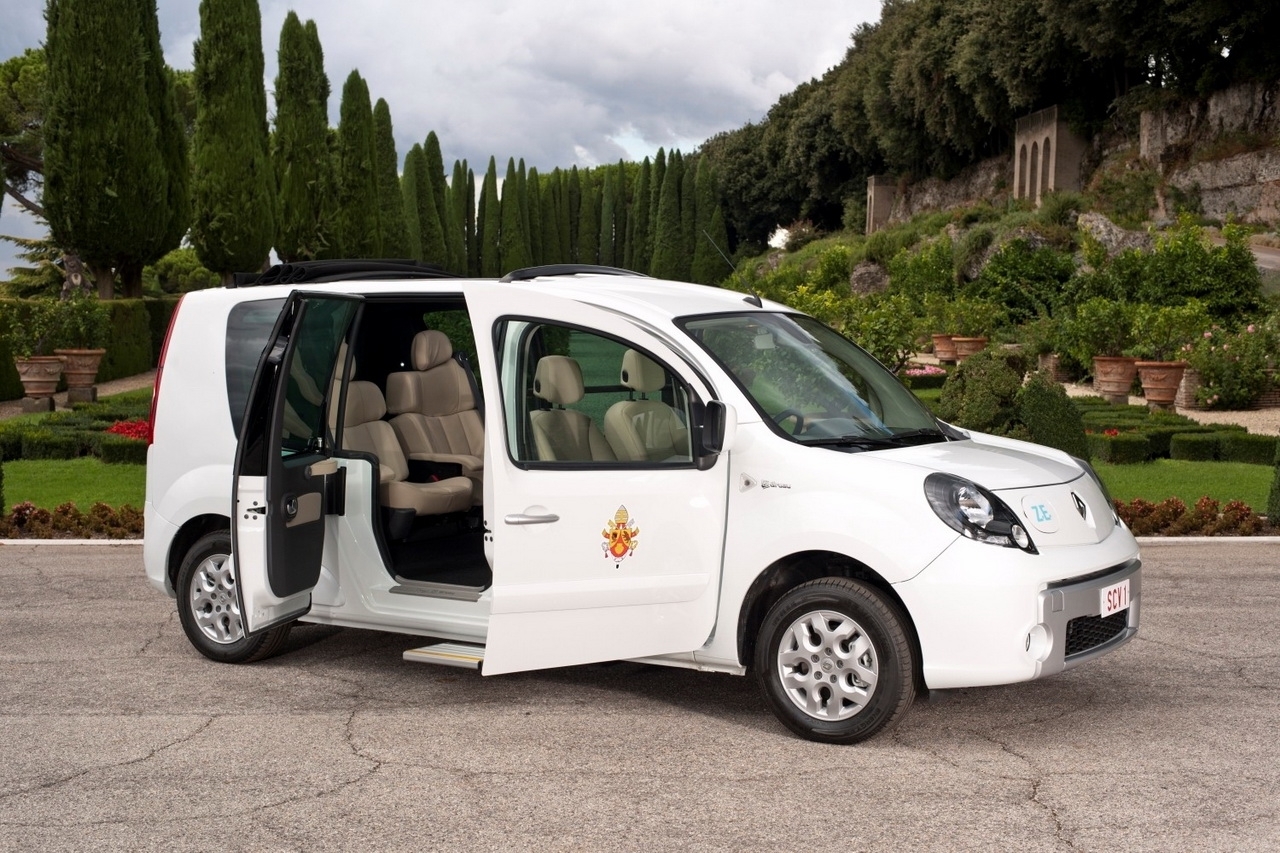 Le Pape aussi roule en Renault Kangoo !