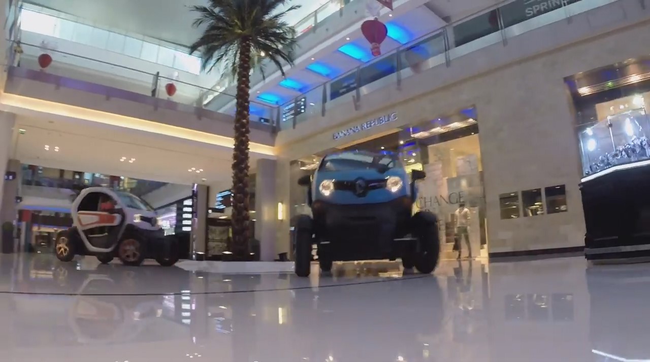 Vidéo : les pilotes Lotus se baladent en Twizy à Dubaï