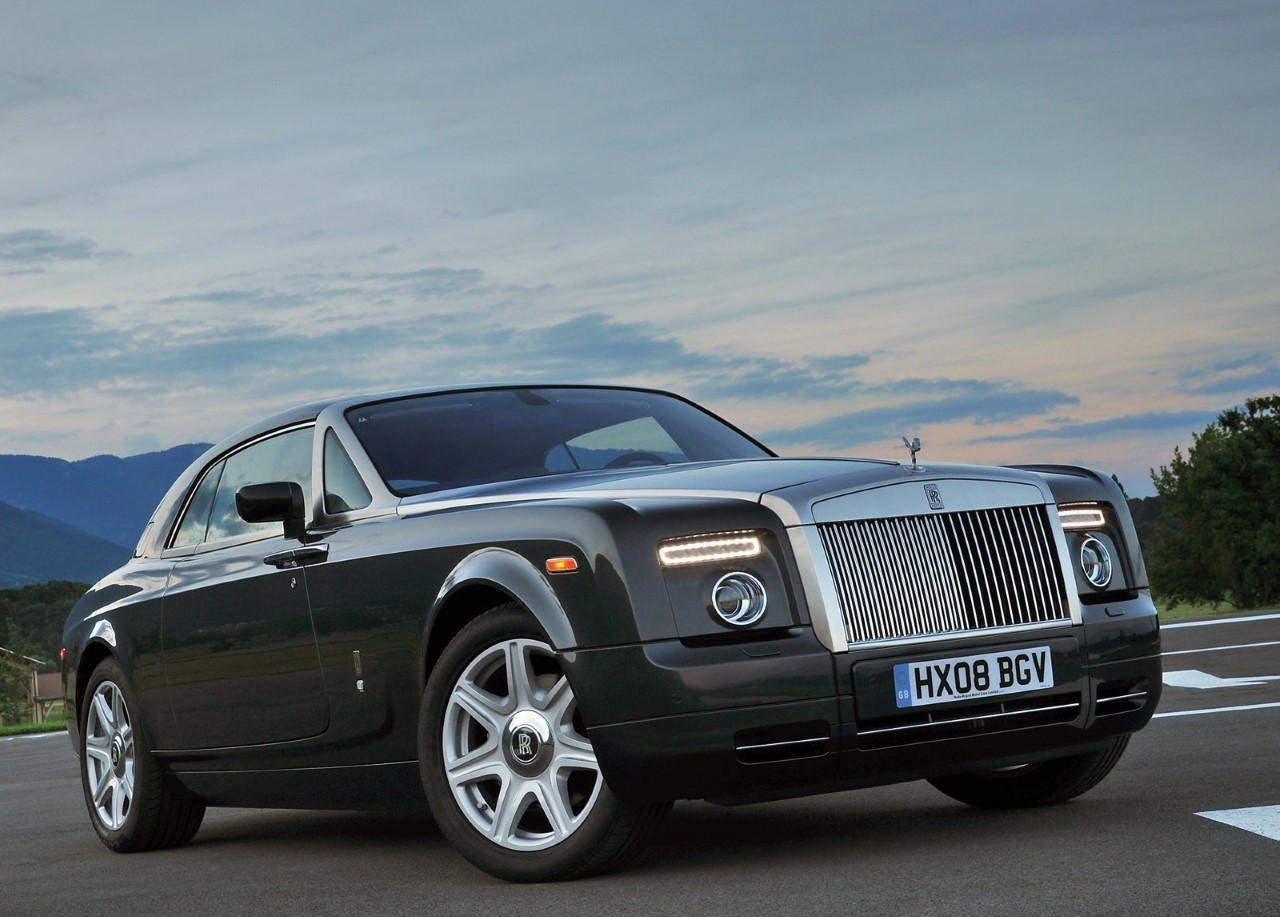 Insolite : il commande 30 Rolls-Royce Phantom d'un coup