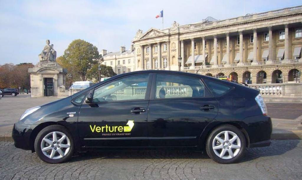 Les Prius remplacent les grosses Mercedes