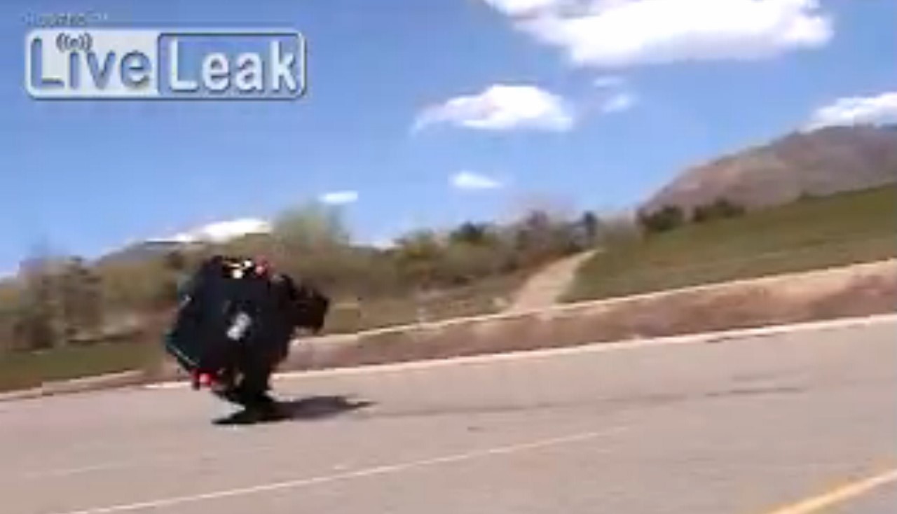 Vidéo : l'idiot du jour tente de drifter en Jeep Cherokee