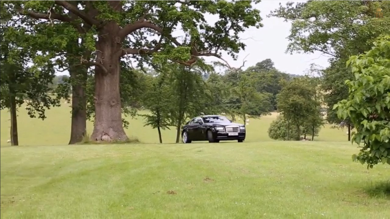 Insolite : du drift en Rolls-Royce Wraith dans un jardin anglais