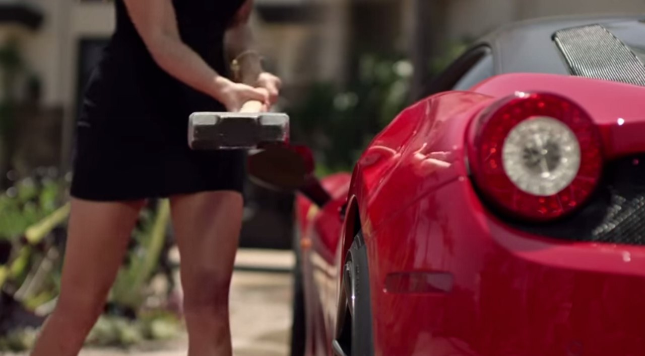 Jalouse, elle détruit la Ferrari 458 Italia de son mari à la masse
