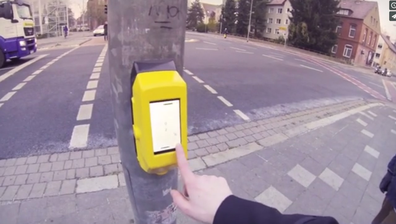 Insolite : jouer à Pong avant de traverser la rue